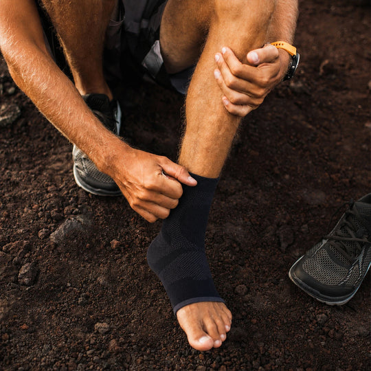 Homme en train du faire du jogging en forêt