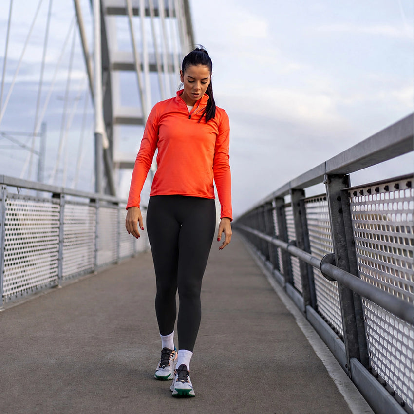 Femme sportive en legging sur un pont